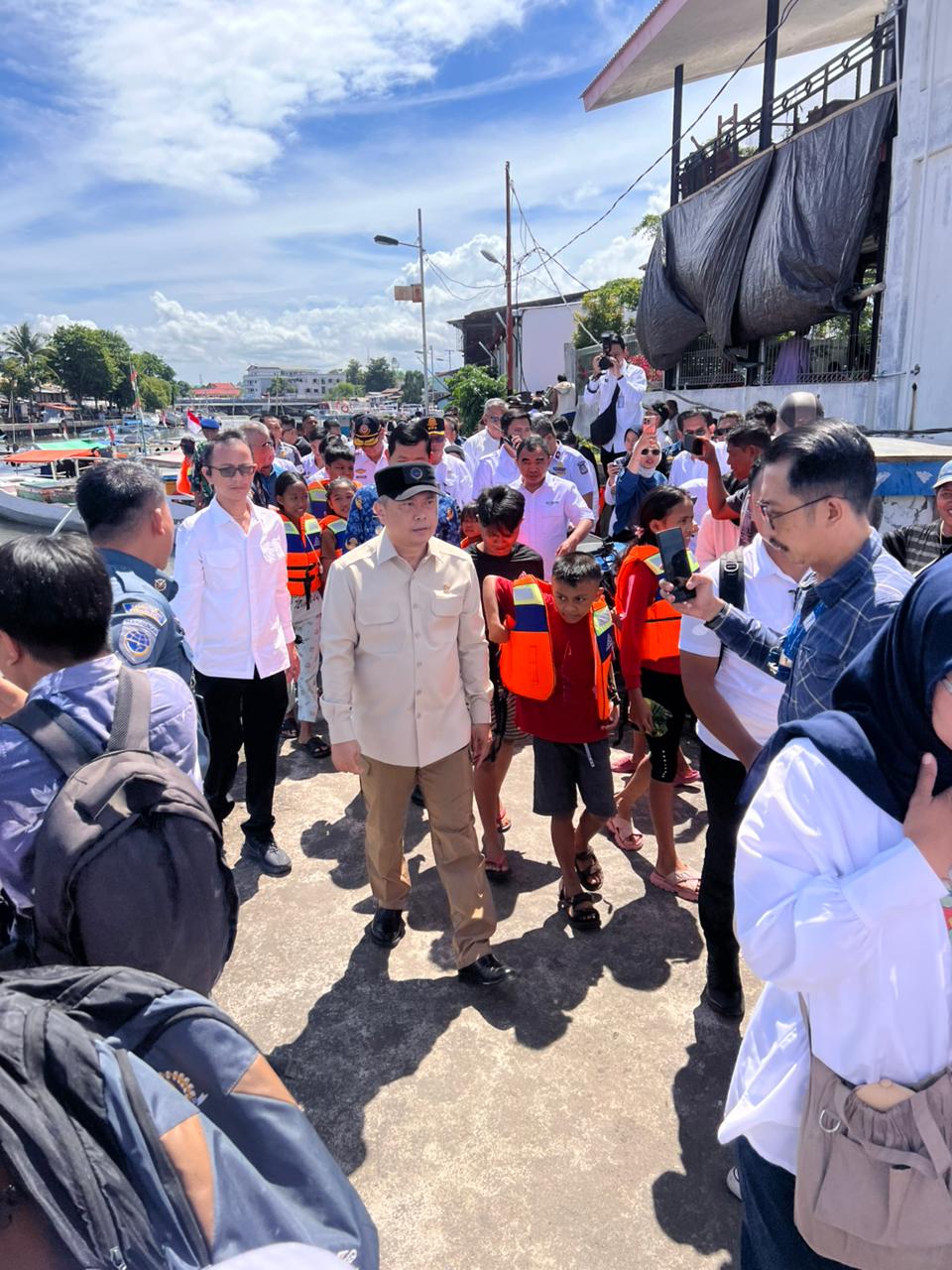 Menteri Perhubungan Dudy Purwagandhi di Dermaga Kalimas Kawasan Pasar Bersehati Kota Manado, usai membagikan Life Jacket kepada nelayan dan pengguna transportasi wisata laut, Rabu (17/12/2025)
