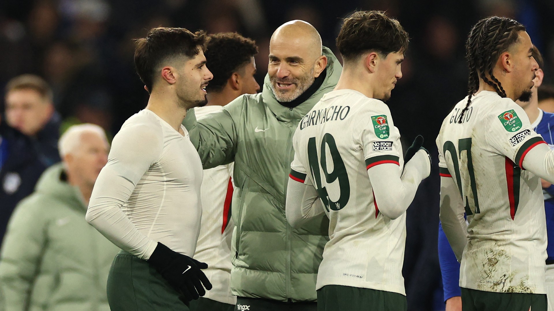 Maresca nampak gembira bersama para pemain Chelsea usai laga