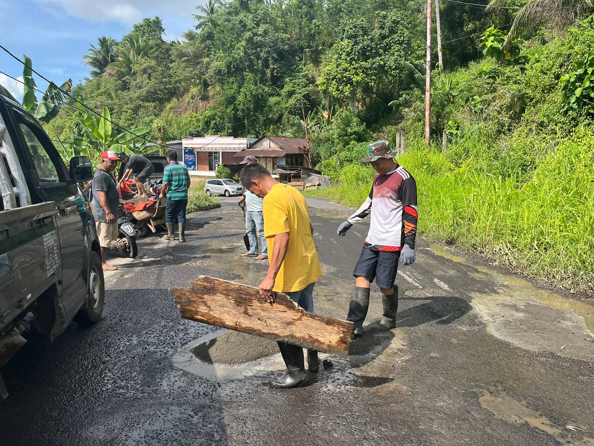 Sambut Natal, Perangkat Desa-Kelurahan Turun Tangan Tutup Lubang Jalan Ruas Provinsi