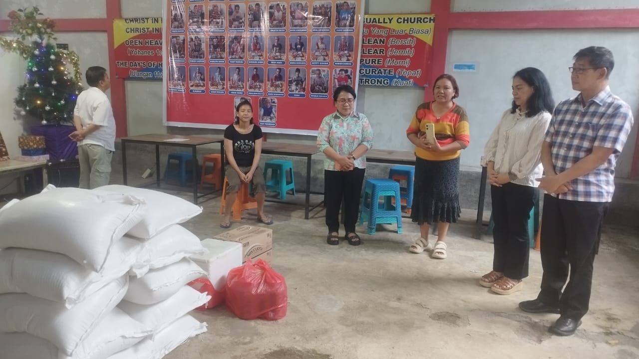 Keluarga Honandar Sondakh saat berbagi kasih di Panti Rehabilitasi Gerasa.(Dok Istimewa)