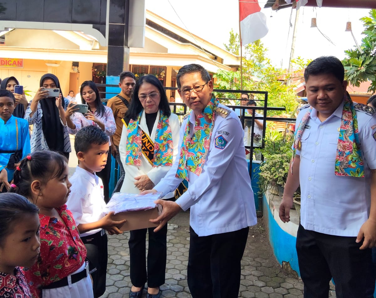 HH-RM menyerahkan 2.000 paket seragam sekolah dan sepatu gratis di Pulau Lembeh.(Dok Istimewa)