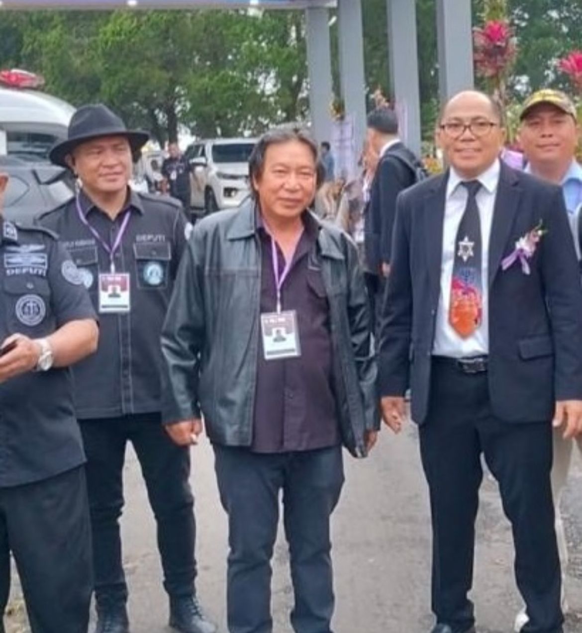 Panglima Panji Yosua James Sumendap, sejumlah personel Panji Yosua, bersama Pdt Adolf Wenas.