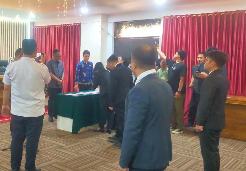 Wakil Wali Kota Richard Sualang saat melantik 7 pejabat di lingkungan Pemkot Manado, Rabu (17/12)