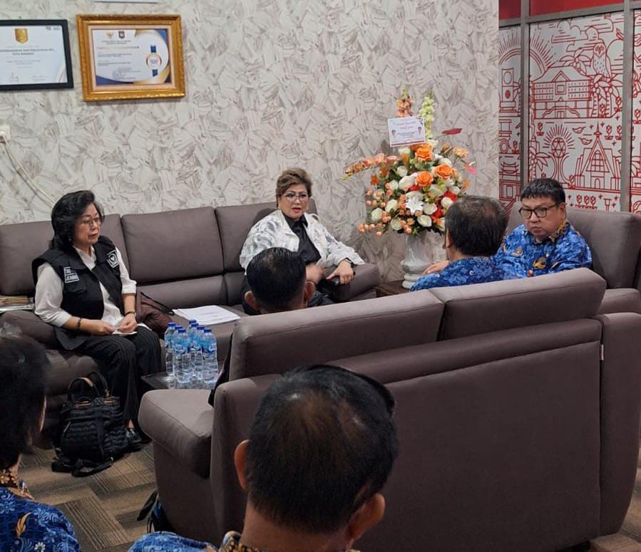 Kepala Disdukcapil Kota Manado saat menerima kunjungan Anggota DPD RI dari daerah pemilihan Provinsi Sulut, Rabu (17/12).