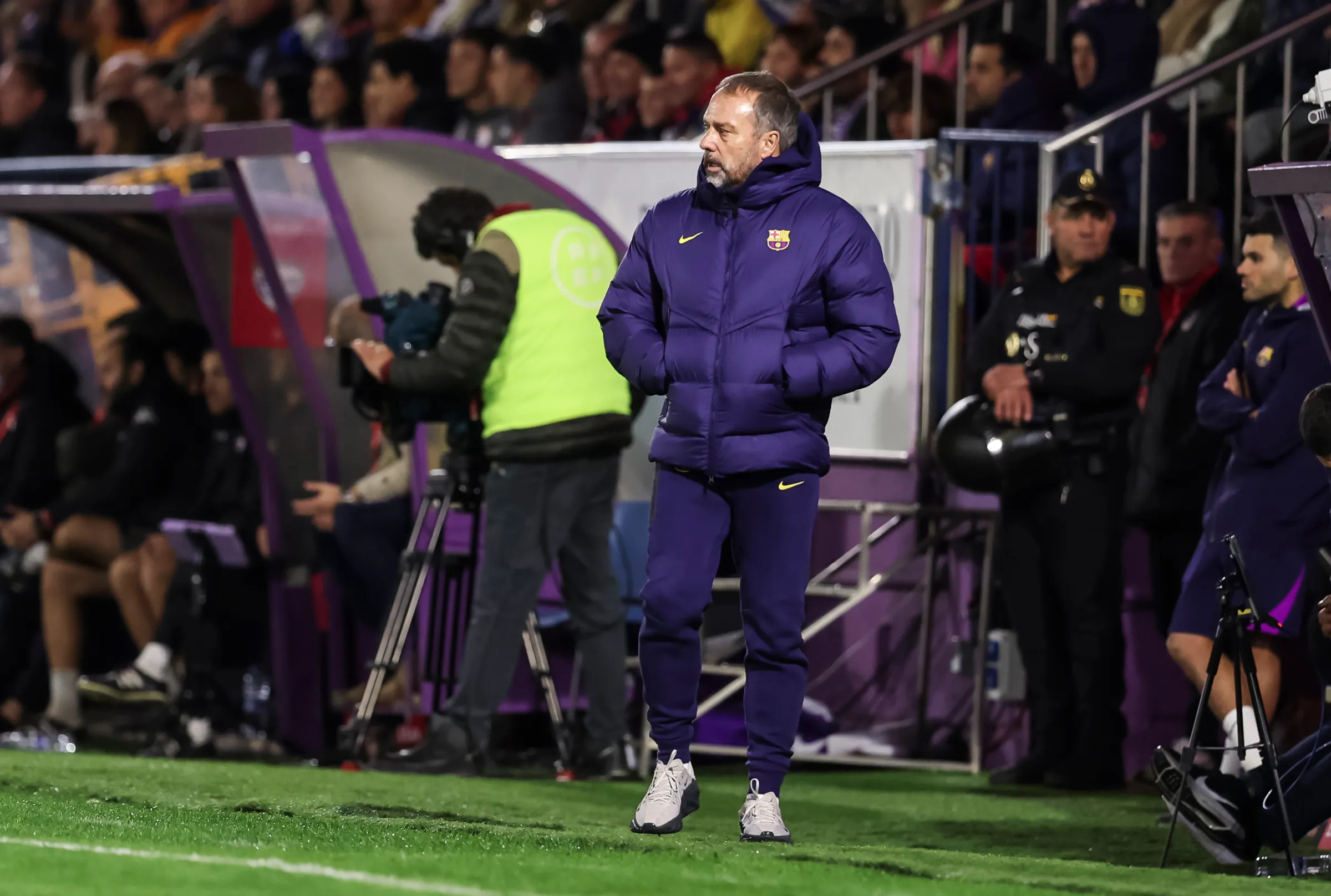 Hansi Flick nampak di bench Barcelona memantau jalannya laga