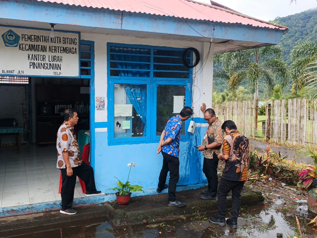 Proses pemasangan internet di Kantor Lurah Pinangunian.(Dok Istimewa)