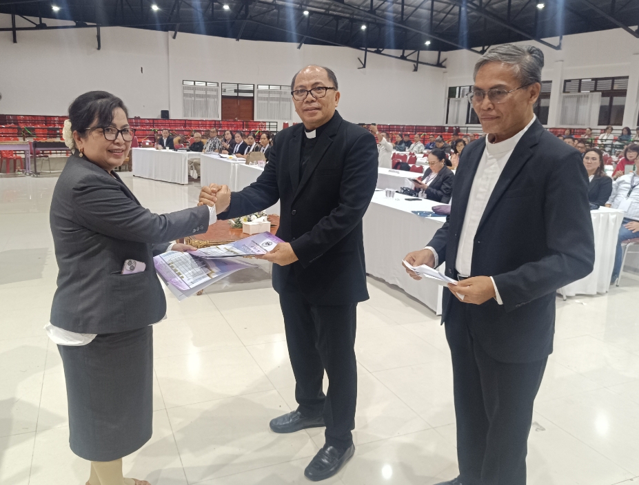 Pdt Dr Adolf Wenas menerima SK sebagai Ketua BPMS GMIM Periode 2022-2027