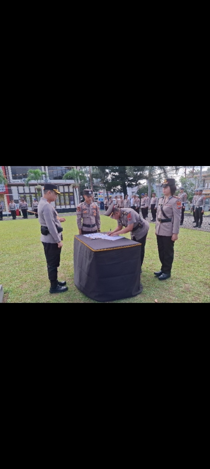 Kapolres Bitung AKBP Albert Zai memimpin sertijab Kabag SDM.(Dok Istimewa)