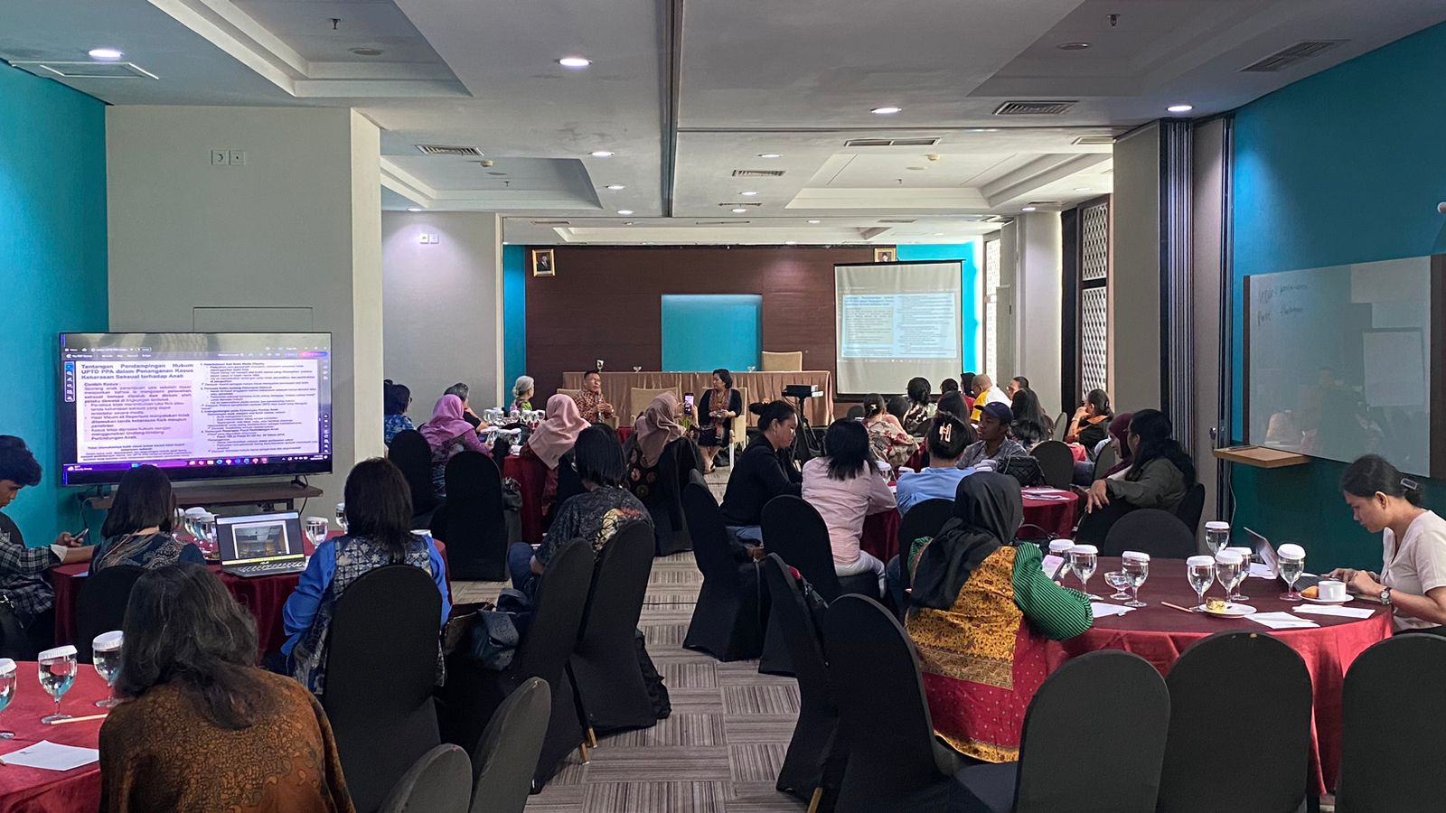 Suasana saat pemaparan materi terkait tantangan implementasi UU TPKS dan perlindungan korban kekerasan seksual dalam Dialog Publik Komnas Perempuan di Best Western Hotel Manado, Kamis (18/12).