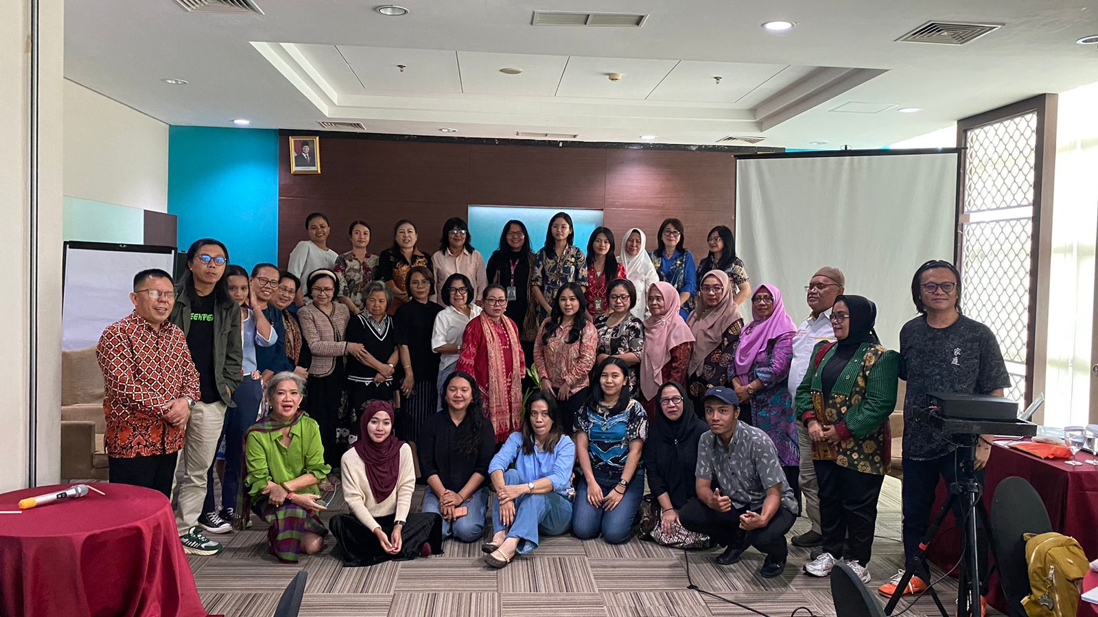 Dialog Publik Komnas Perempuan di Manado usai membahas efektivitas pelaksanaan UU TPKS dan pemenuhan hak-hak perempuan di Best Western Hotel Manado, Kamis (18/12).