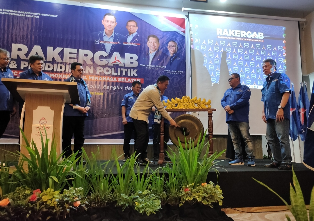 KOLABORASI: Bupati Minsel Frangky Donny Wongkar saat diberikan kesempatan membuka Rakercab Partai Demokrat Kabupaten Minsel yang didampingi Ketua DPD Mor Bastian dan Ketua DPC Royke Sondakh.