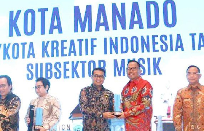 Wakil Wali Kota Manado saat menerima penghargaan penetapan sebagai kota kreatif dari Menteri Ekraf, Jumat (19/12) di Jakarta.