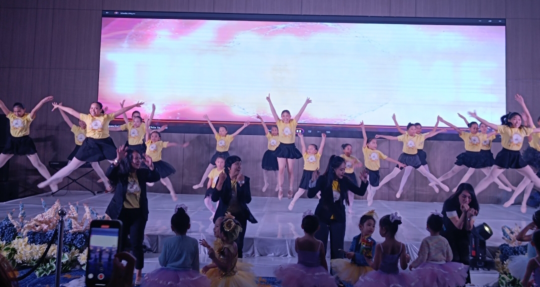Penampilan para ballerina di perayaan 10 tahun Swan Ballet Scholl