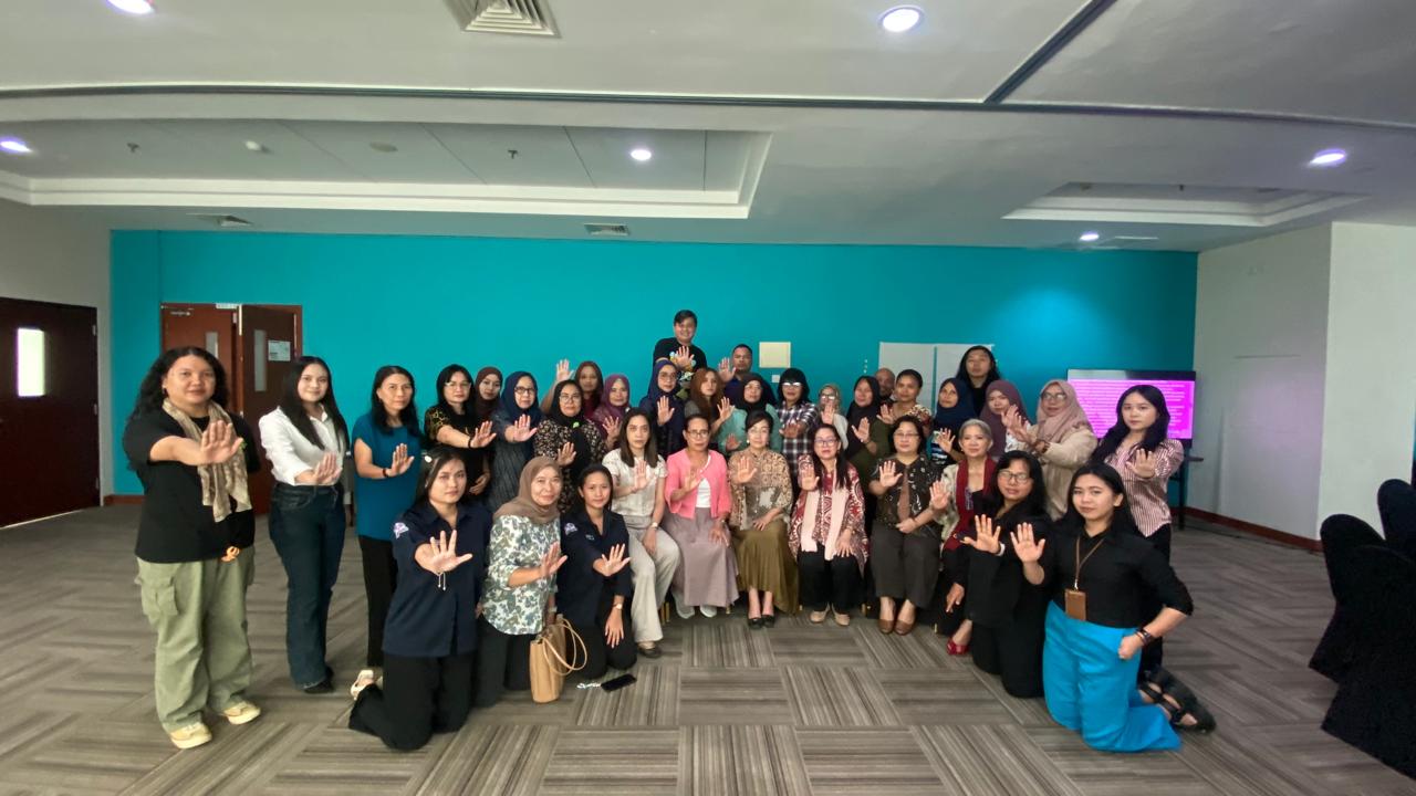 Komnas Perempuan bersama peserta FGD usai kegiatan perumusan rekomendasi penguatan implementasi UU TPKS di Manado, Sabtu (20/12)