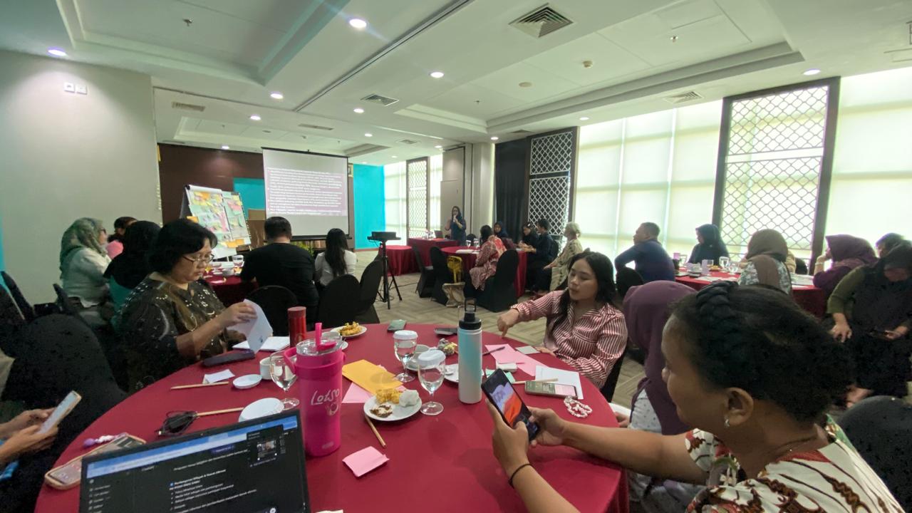 Peserta lintas sektor mengikuti diskusi hari kedua FGD Komnas Perempuan yang membahas tantangan dan rekomendasi implementasi UU TPKS di Manado, Sabtu (20/12)