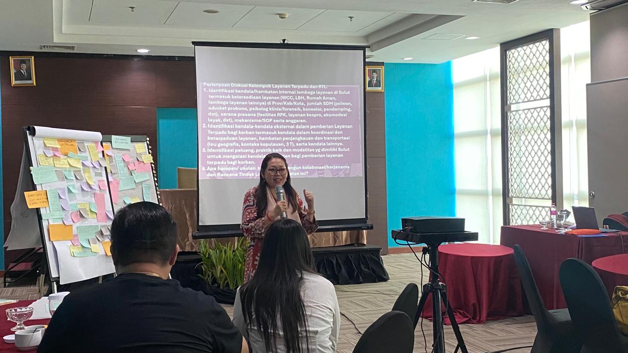 Wakil Ketua Komnas Perempuan Ratna Batara Munti menyampaikan paparan pada hari kedua FGD penguatan implementasi UU TPKS di Manado, Sabtu (20/12)