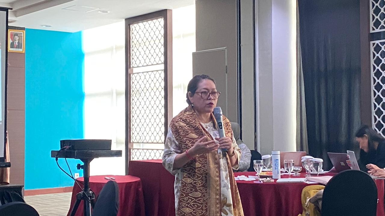 Ratna Batara Munti, Wakil Ketua Komnas Perempuan menyampaikan materi dalam FGD dan pelatihan penguatan implementasi UU TPKS di Manado, Jumat (19/21)