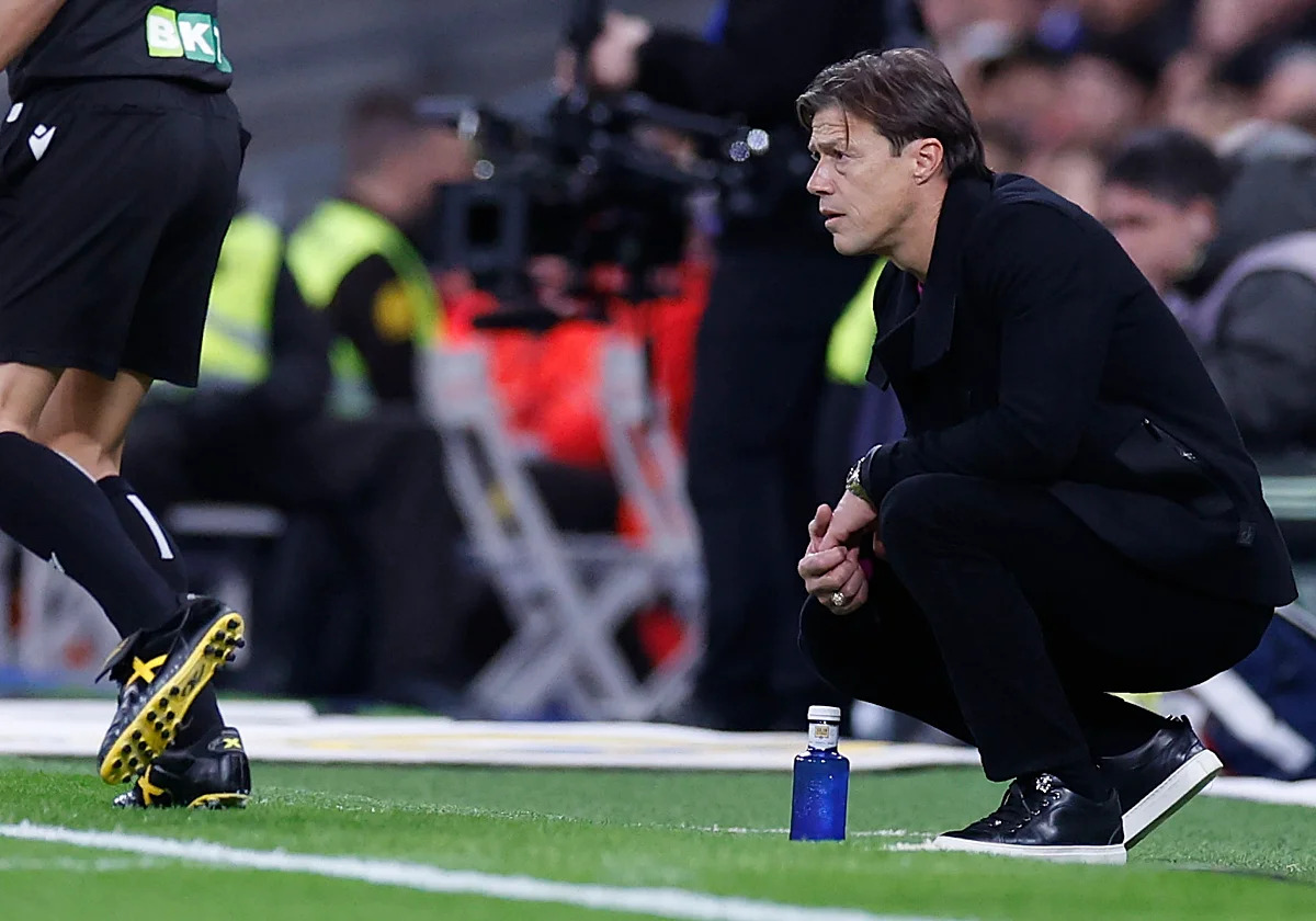 Matias Almeyda saat memantau jalannya pertandingan dengan tegang