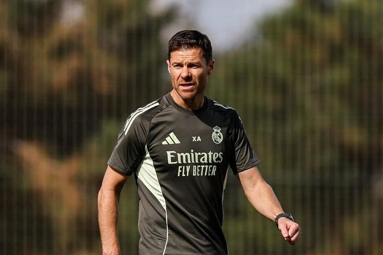 Xabi Alonso saat melatih dalam sesi latihan Real Madrid