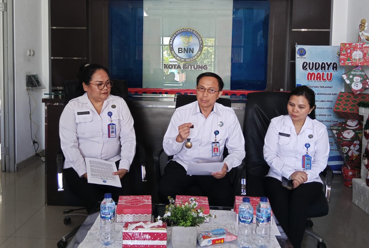 Kepala BNN Kota Bitung Kompol Widarsono (tengah) saat menyampaikan keterangan pers di Kantor BNN Kota Bitung.(Franky Sumaraw/MP)