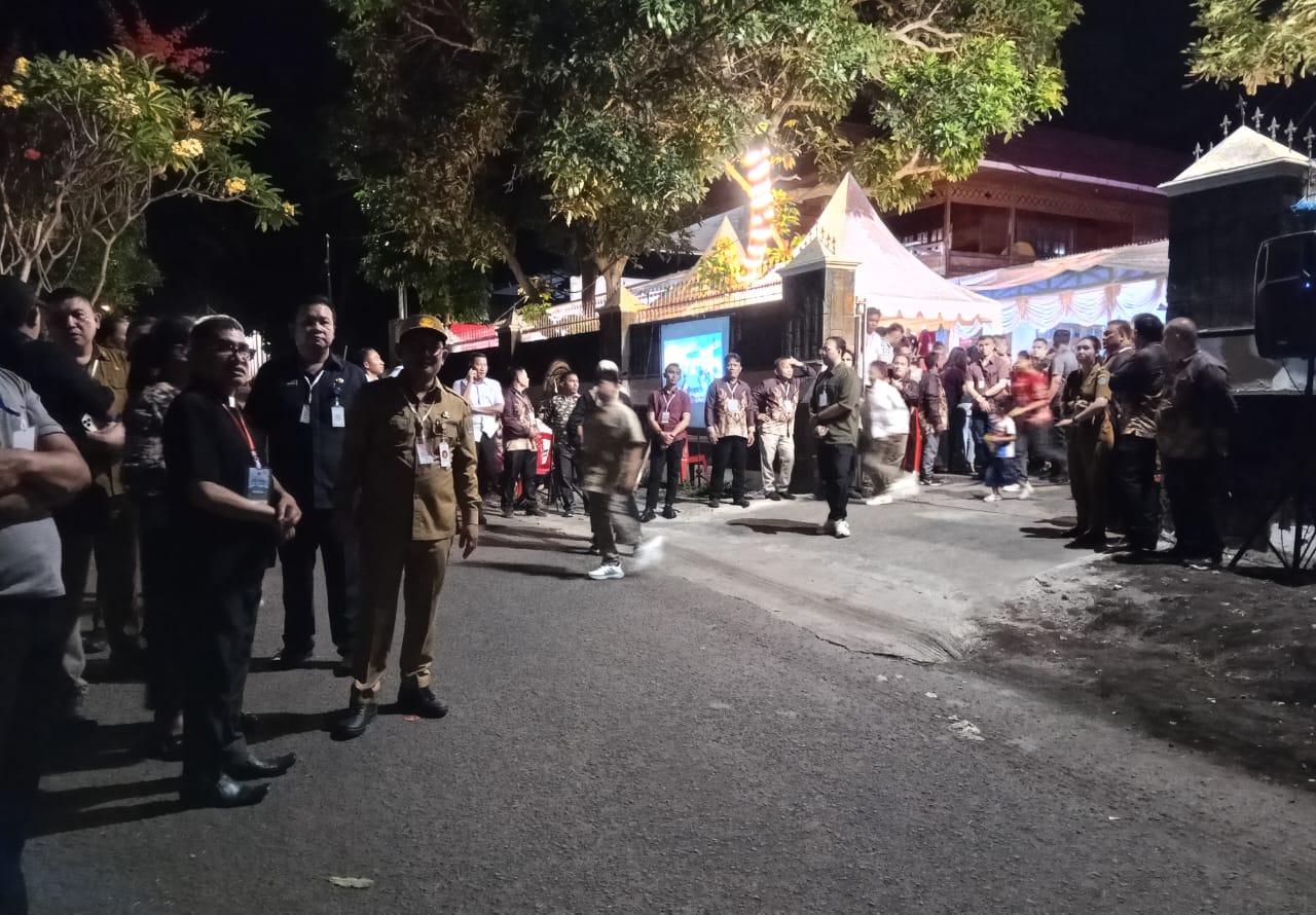 Persiapan penyambutan Wapres RI Gibran Rakabuming Raka di Aula Paskah Kota Bitung.(Franky Sumaraw/MP)