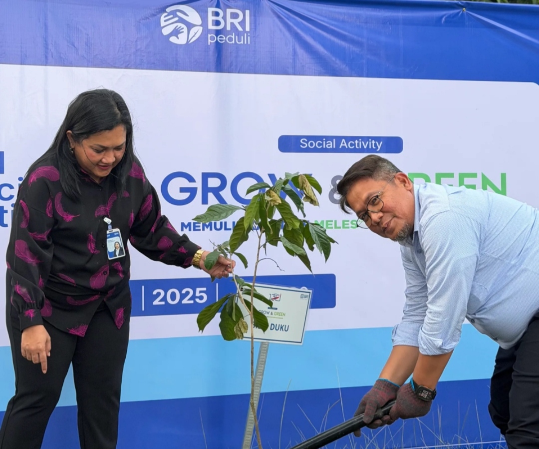 Regional Chief Executive Officer (RCEO) BRI Region 16 Manado, Irma Elisabeth Primasari didampingi Waapinwil melalukan penanaman pohon.