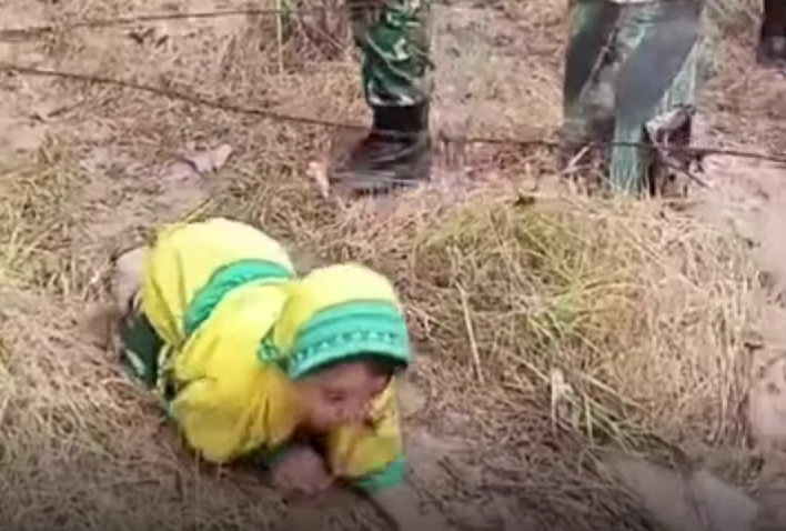 Taman kanak-kanak (TK) di Kabupaten Blora, menggelar agenda outing class meniru latihan militer.