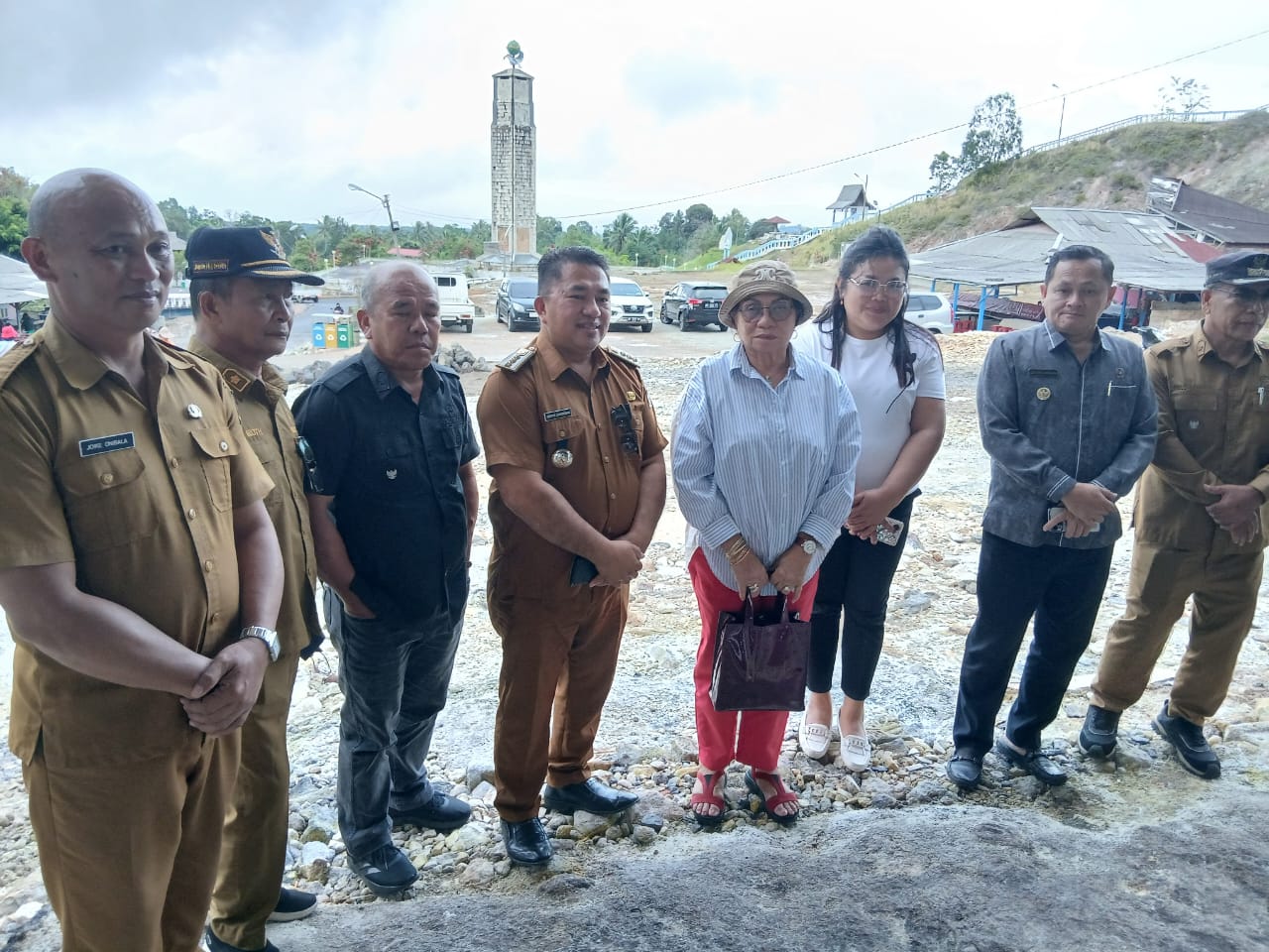 Adriana Dondokambey meninjau langsung Bukit Kasih Kanonang.
