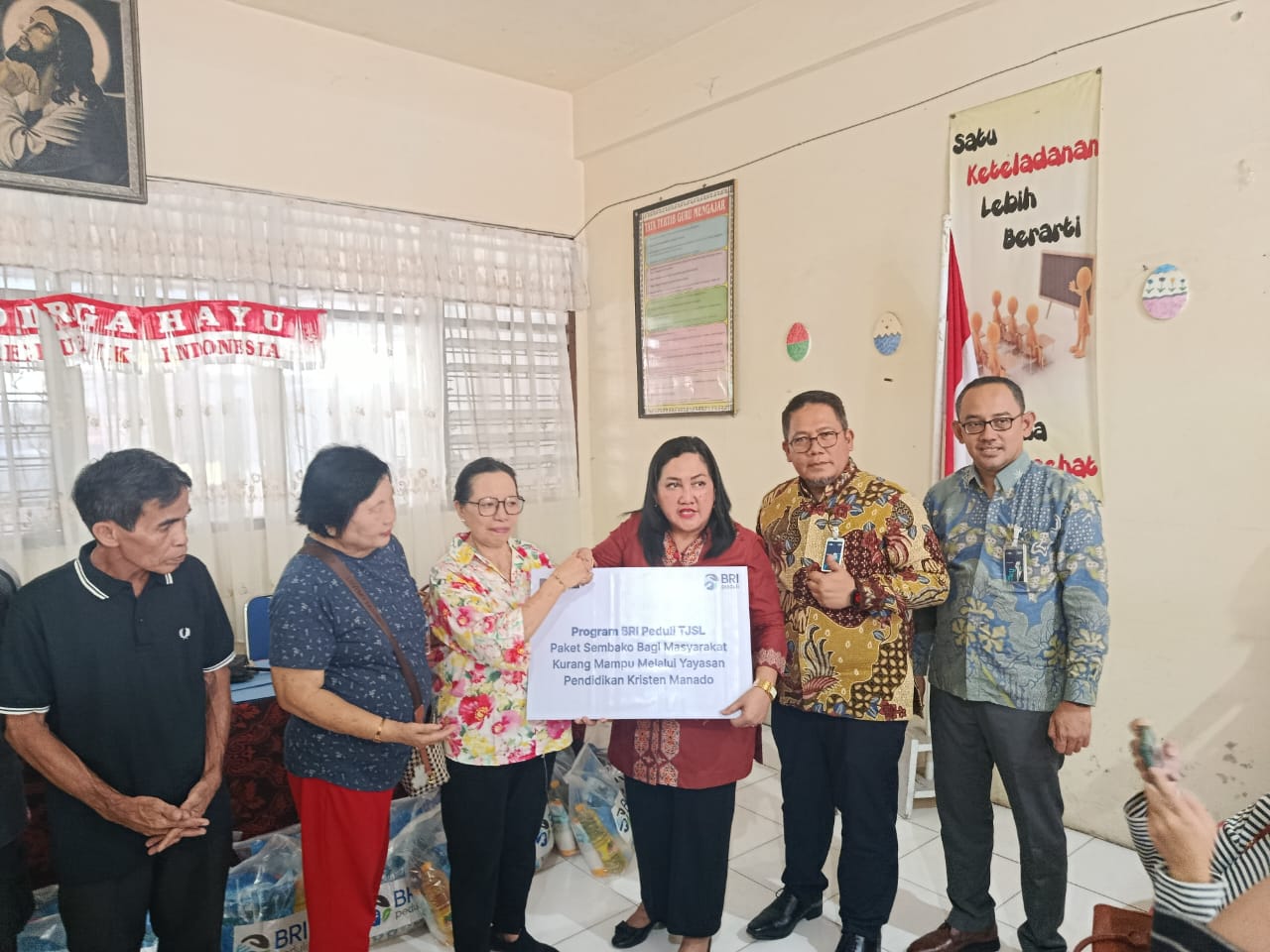 Regional CEO BRI Region 16 Manado, Elizabeth Primasari saat menyalurkan bantuan bahan pokok di YPKM, Selasa (23/12).