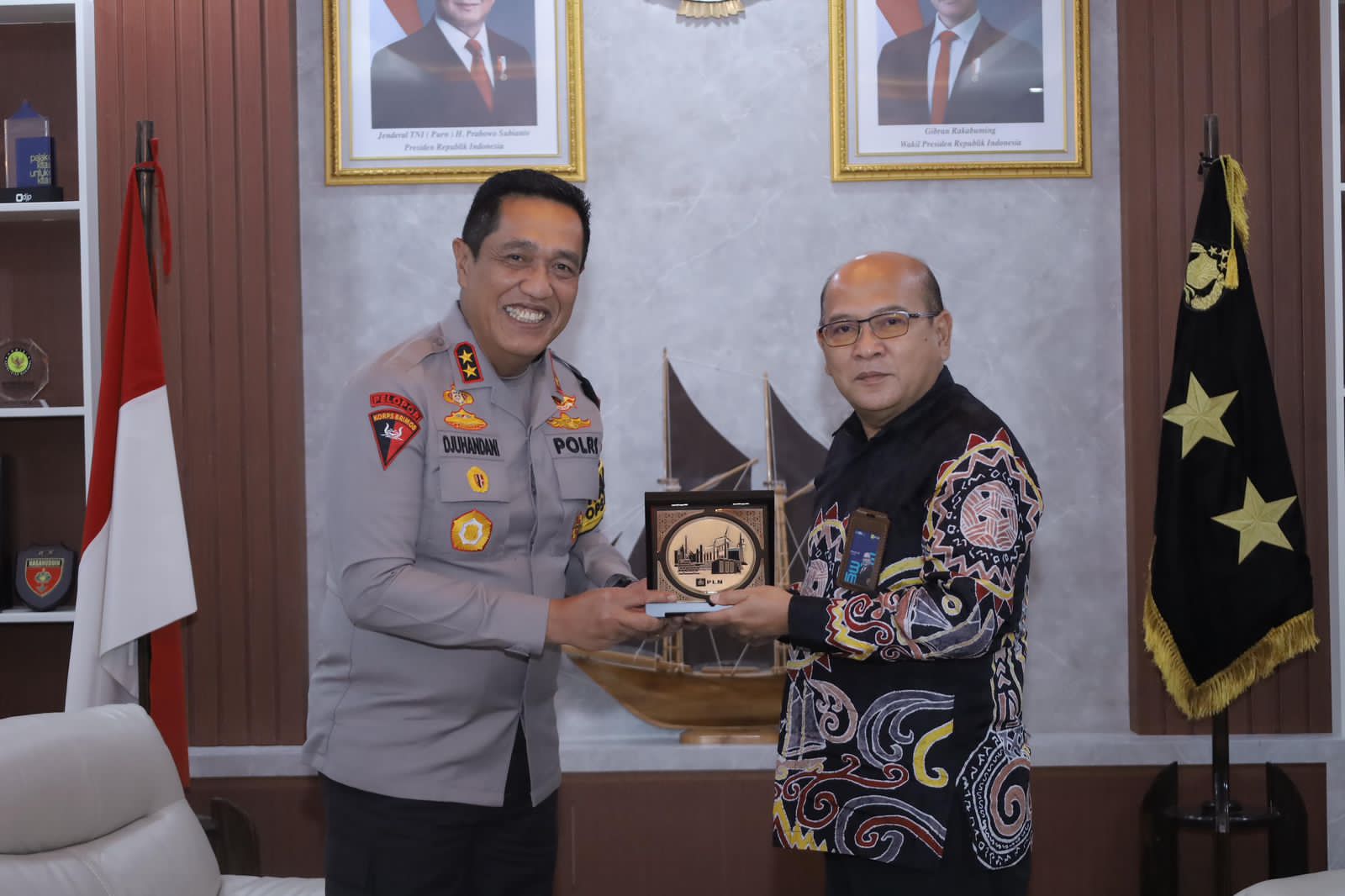 General Manager PLN UIP Sulawesi, Wisnu Kuntjoro Adi saat bertemu Kapolda Sulsel Irjen Pol. Djuhandhani Rahardjo Puro.