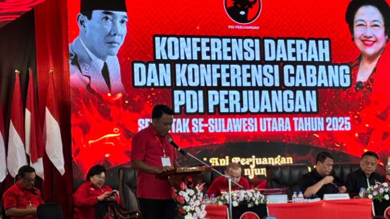 Ketua DPC PDI Perjuangan Kota Bitung Geraldi Mantiri membacakan struktur pengurus periode 2025-2030 dalam kegiatan Konfercab.(Dok Istimewa)