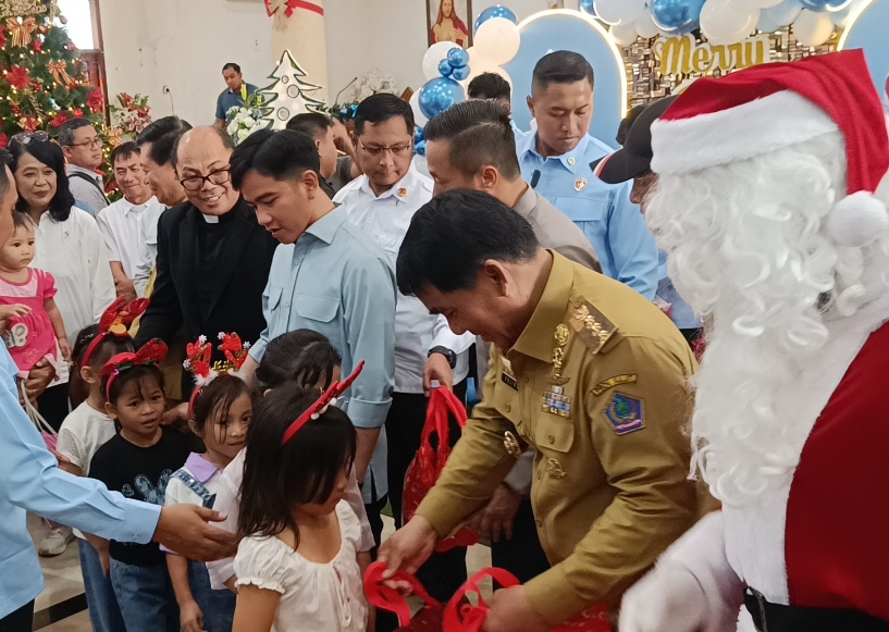 Wapres Gibran Rakabuming Raka didampingi Gubernur Yulius Selvanus bersama Ketua BPMS GMIM Pdt Adolf Wenas saat membagikan kado Natal kepada anak-anak
