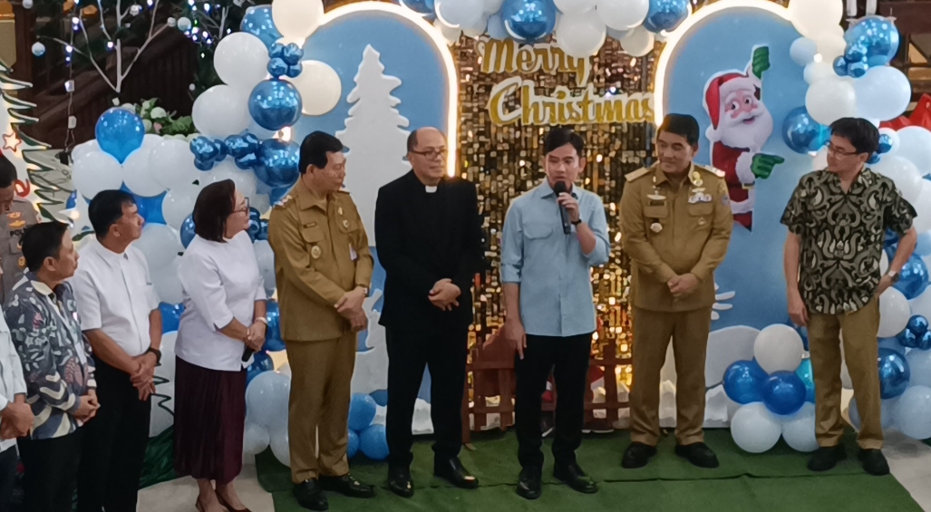 Wapres Gibran Rakabuming Raka saat menyapa seluruh masyarakat dan Jemaat GMIM Eben Haezer Bumi Beringin Manado
