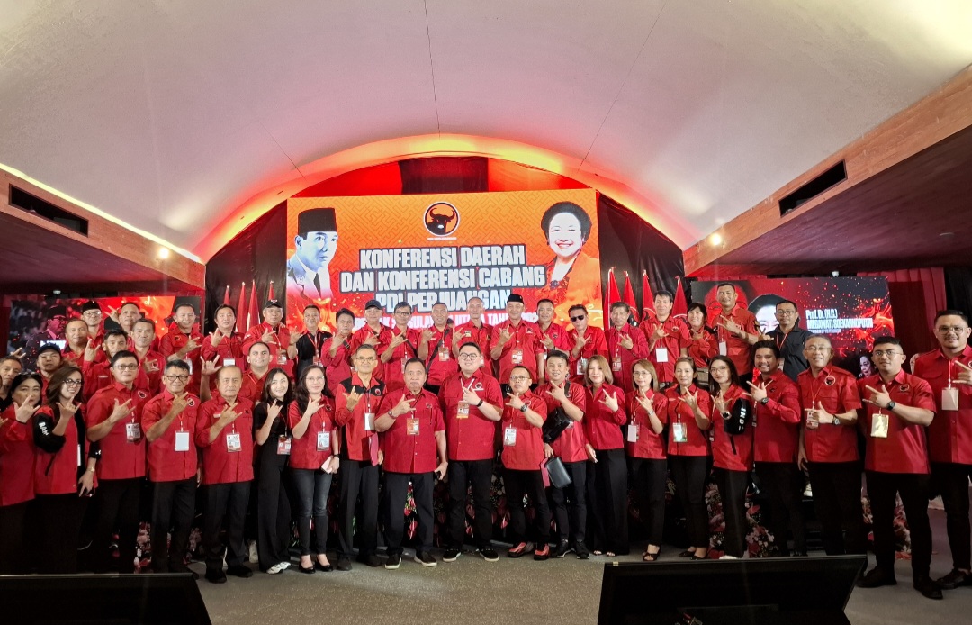 Pengurus DPC PDI Perjuangan dan PAC usai pelantikan.