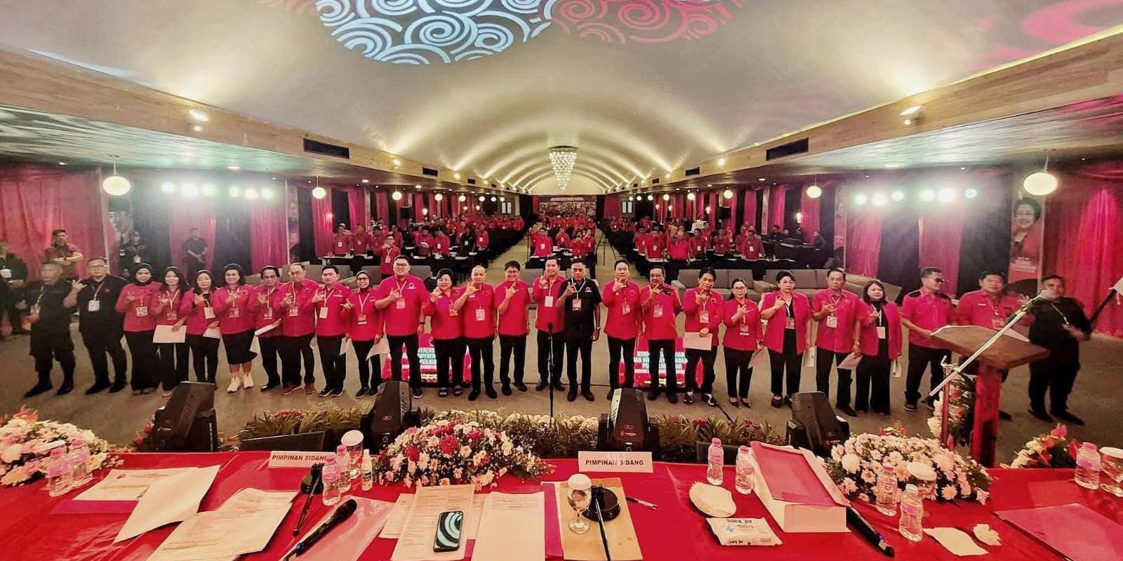 Pengurus DPD PDIP Sulut dibawa pimpinan Ketua Olly Dondokambey usai dikukuhkan dalam Konferda, Rabu (23/12) di Tondano, Minahasa.