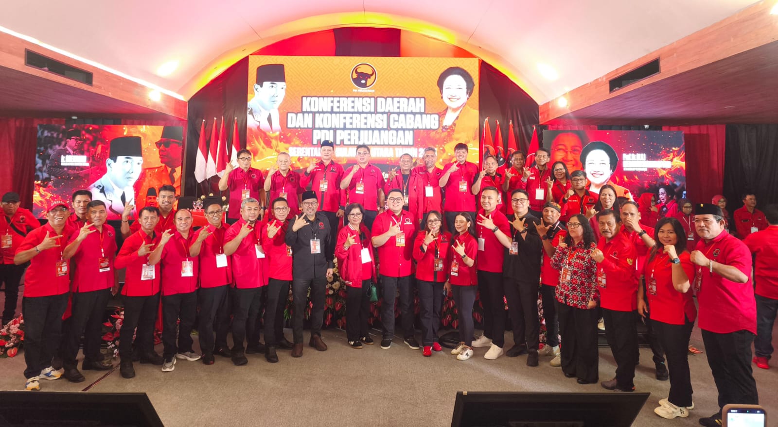 Pengurus DPC PDIP Manado bersama jajaran Ranting dan Anak Ranting usai dikukuhkan dalam Konferda dan Konfercab, Rabu (23/12) di Tondano, Minahasa.