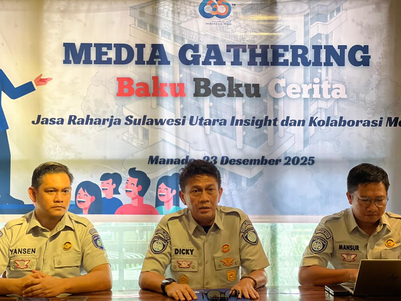 Kepala Kantor Wilayah Jasa Raharja Sulawesi Utara Dicky Syiwa Permadi (tengah)