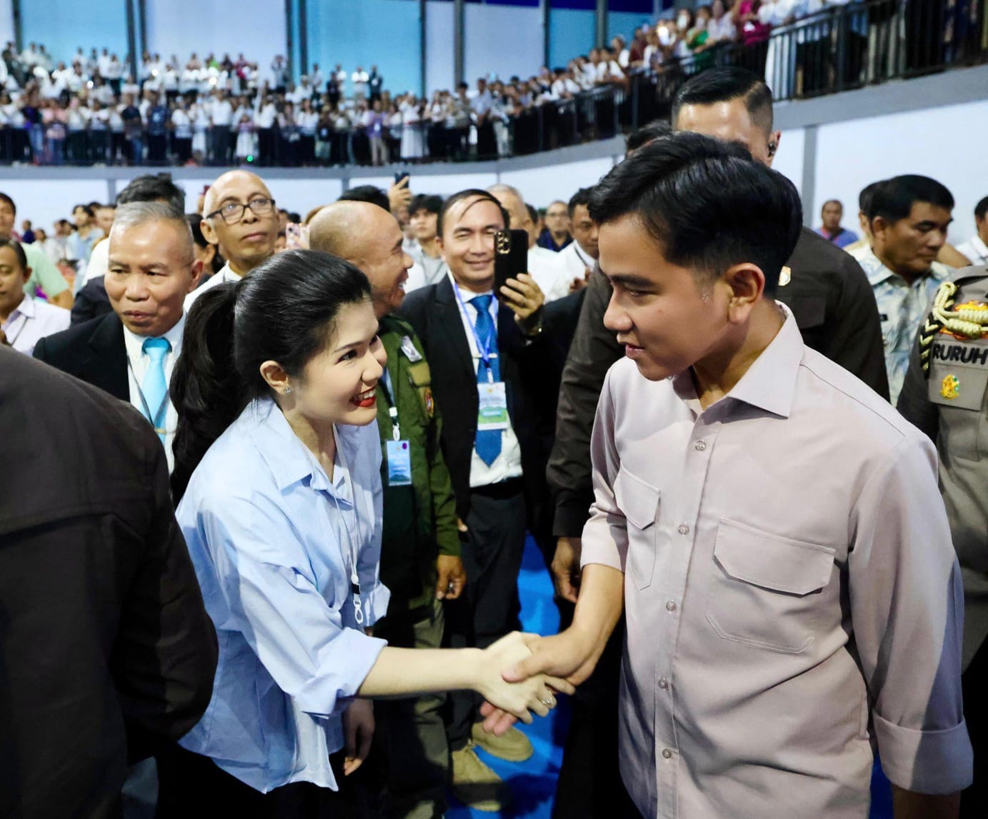 Legislator Monica Tambajong saat menyalami Wakil Presiden Gibran ketika menghadiri perayaan menyambut Natal di Sulut, Senin-Selasa (22-23/12)