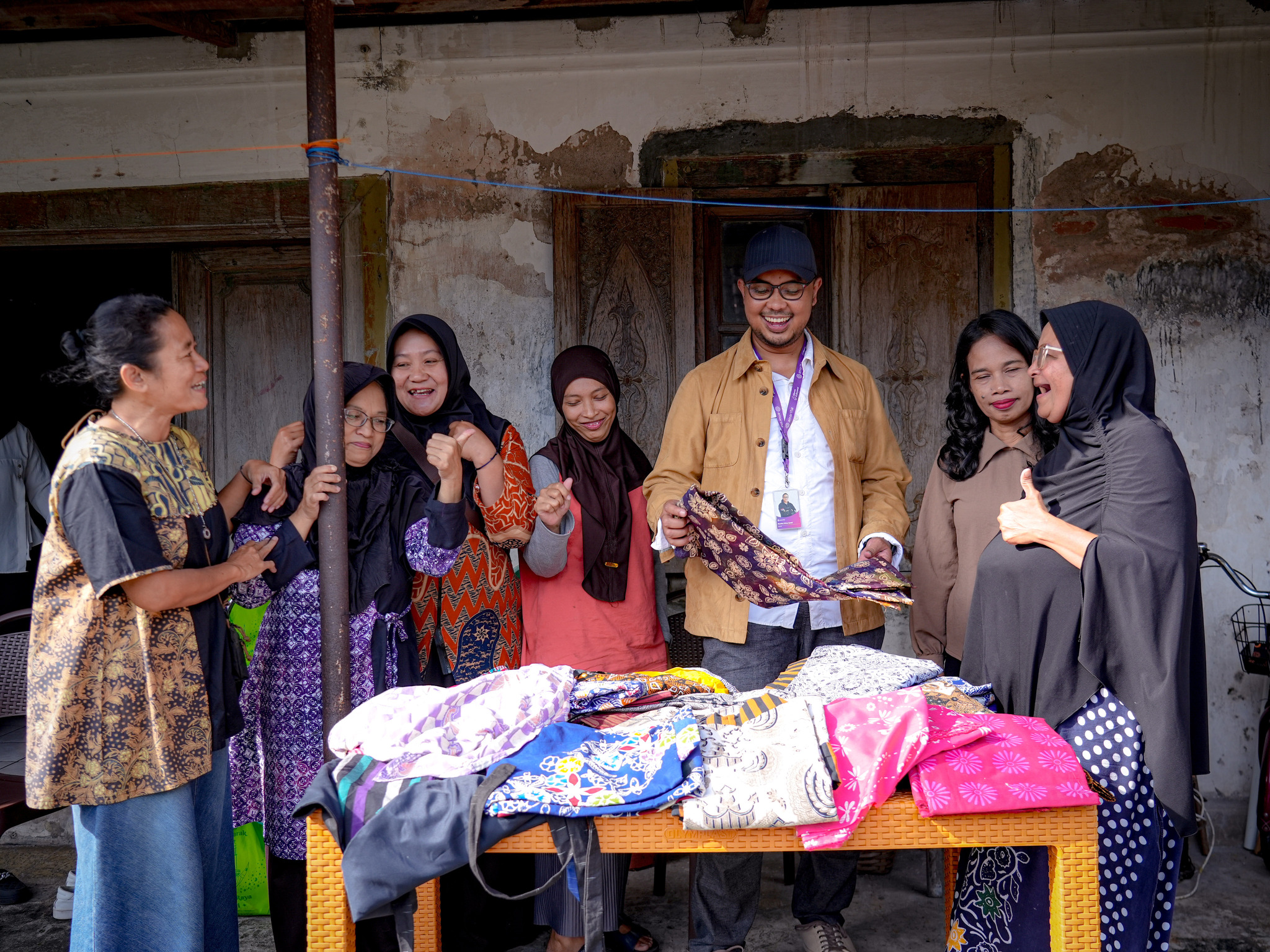 Founder & CEO Amartha, Andi Taufan Garuda Putra bersama para perempuan UMKM Amartha