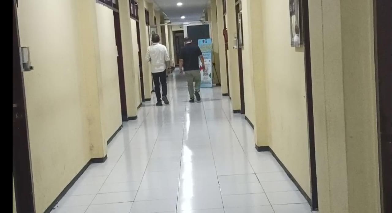 BERPROSES: Mantan politisi Calvin Panginda saat di Polda Sulut.