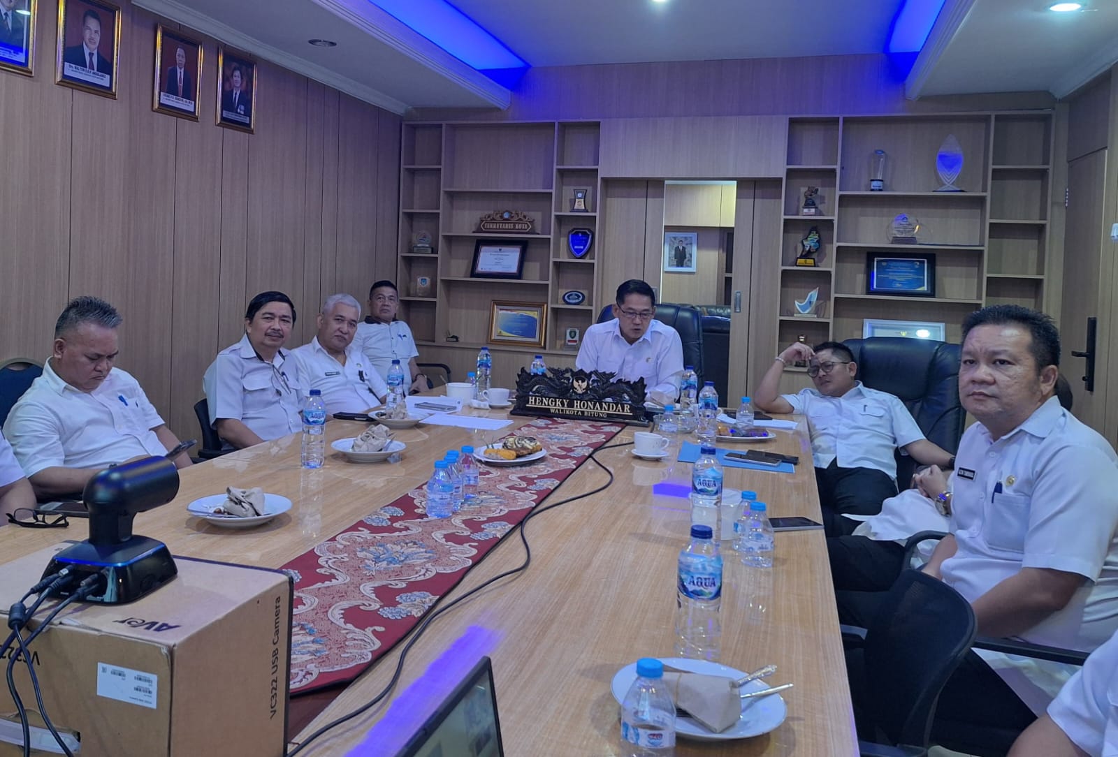 Wali Kota Bitung Hengky Honandar dan jajaran saat mengikuti rapat dengan Mendagri.(Dok Istimewa)
