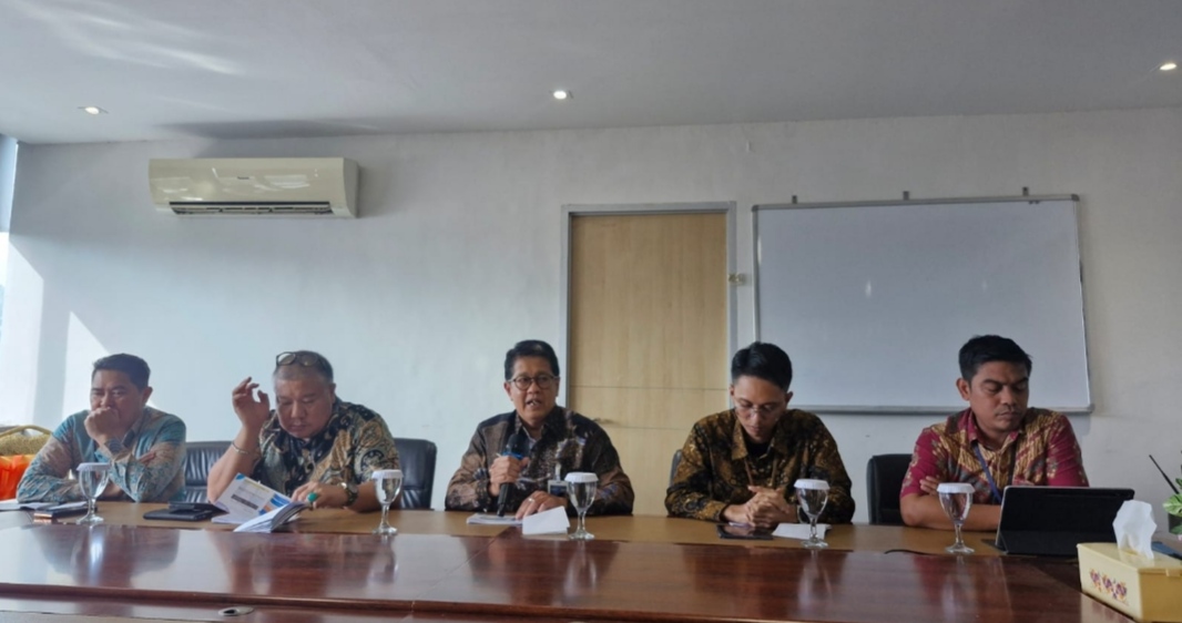 Pemimpin Wilayah 11 Manado, Didi Suprijanto (tengah) bersama jajaran saat menjelaskan kesiapan BNI jelang Nataru, Rabu (24/12).