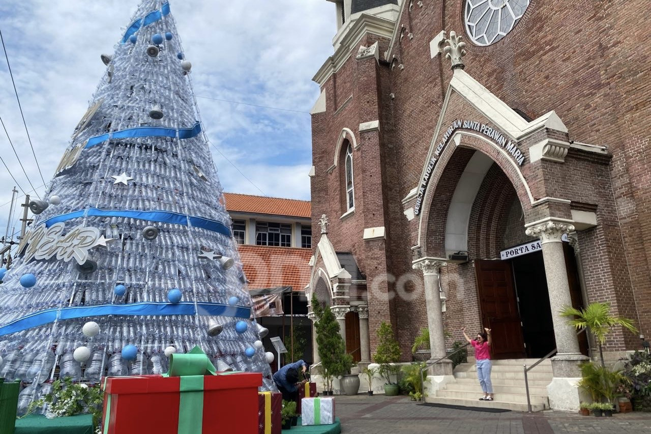 Pohon Natal setinggi 12 meter yang terbuat dari botol plastik di Gereja Katolik Kelahiran Santa Perawan Maria, Surabaya. Foto: Ardini Pramitha/JPNN