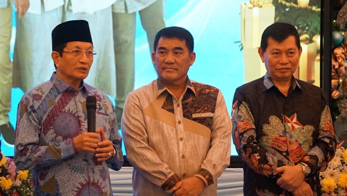 Gubernur Yulius Selvanus menjamu Menteri Agama Nasaruddin Umar di kediaman di bilangan Bumi Beringin, Kamis (25/12).