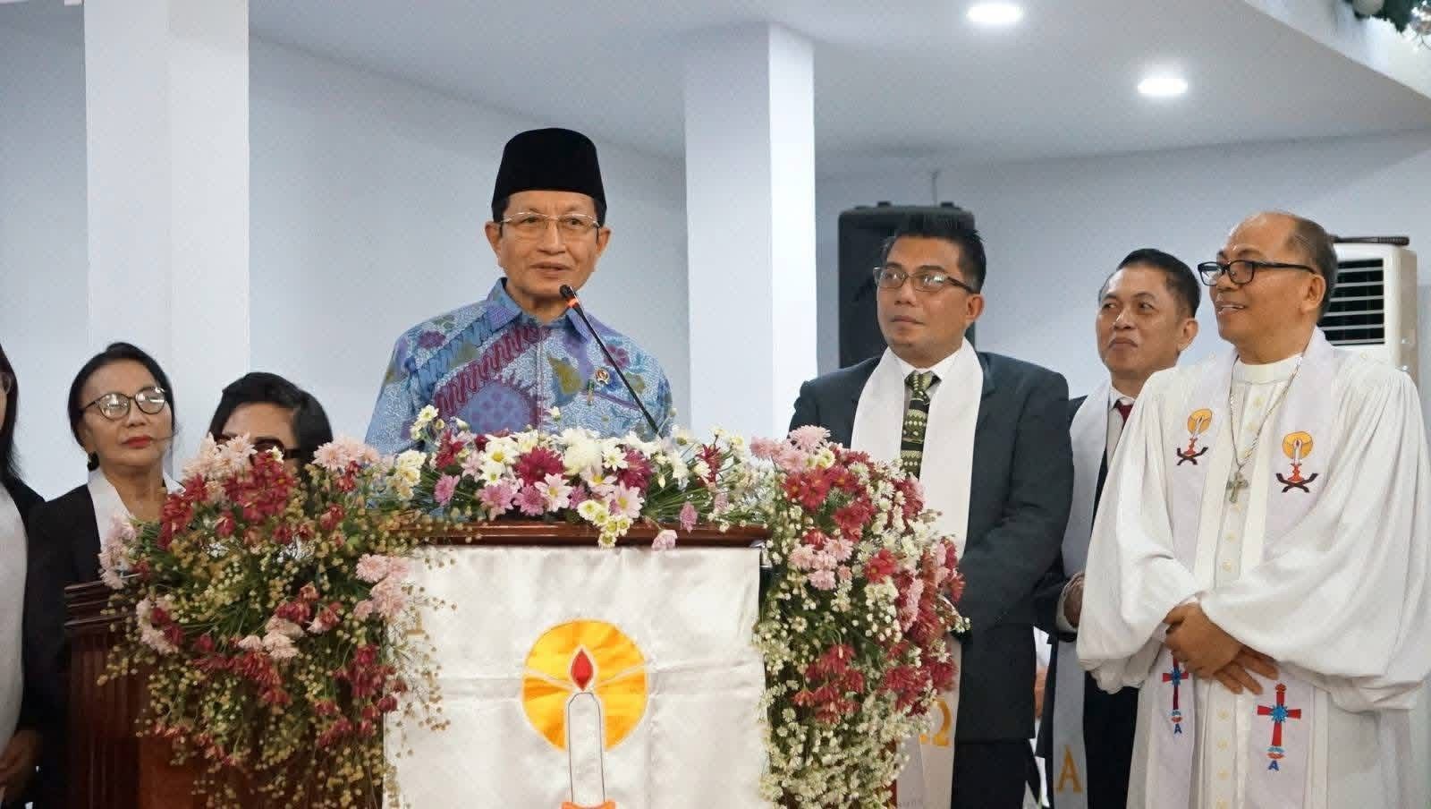 Rangkaian kunjungan Menteri Agama di Sulawesi Utara jelang Natal dan ikut menghadiri ibadah perayaan Natal umat Kristiani.