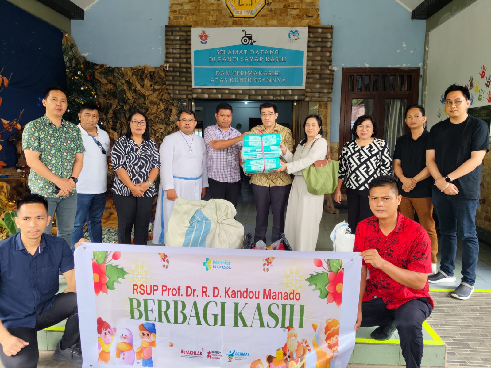 RSUP Kandou Berbagi Kasih dengan Anak-Anak Panti Asuhan.