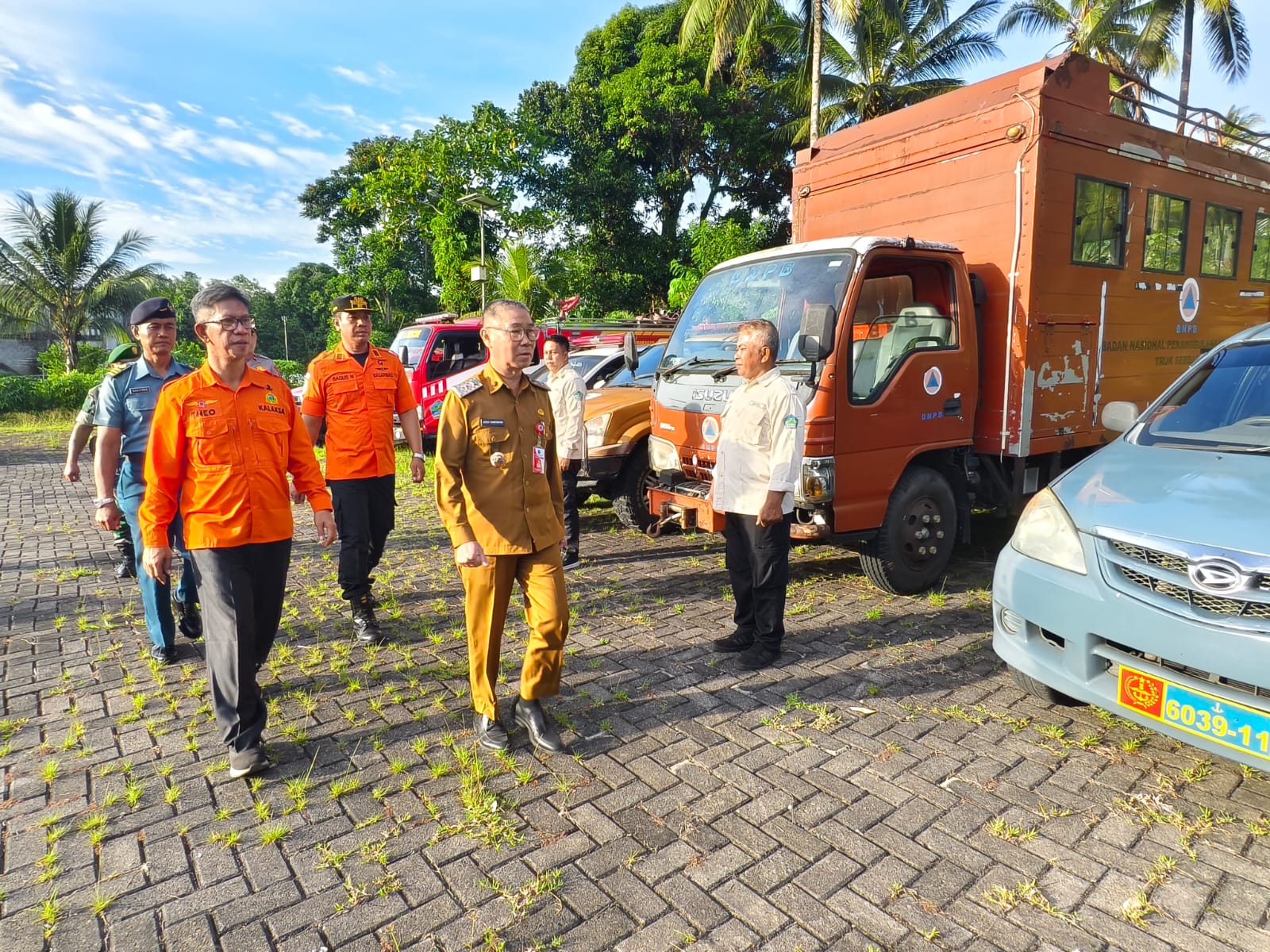 Pengecekan-Asisten III Setda Minut, Yossy Kawengian dan Kaban BPBD Minut Theodore Lumingkewas  beserta forkopimda saat melakukan pengecekan kendaraan.