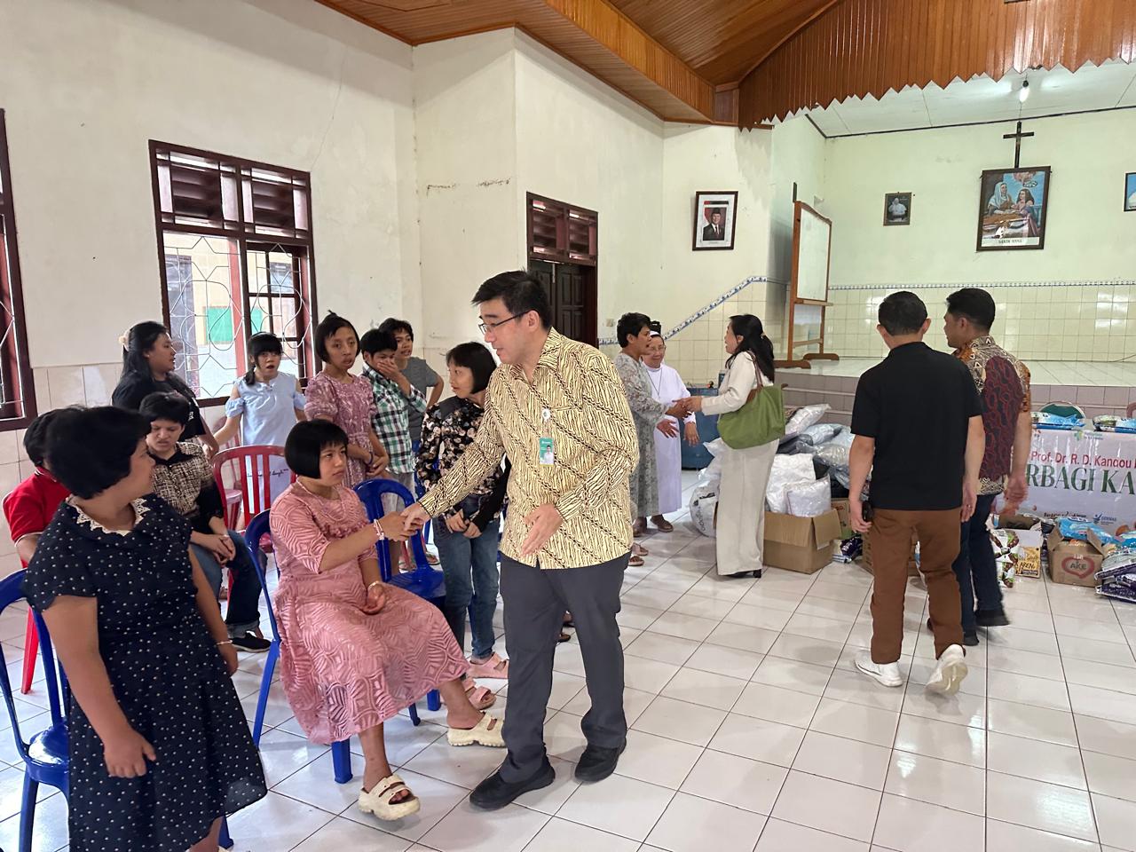 Durektur RSUP Kandou Memberikan Semangat Kepadq Anak-Anak Panti Asuhan Setelah Menyalurkan Bantuan yang Diperlukan.