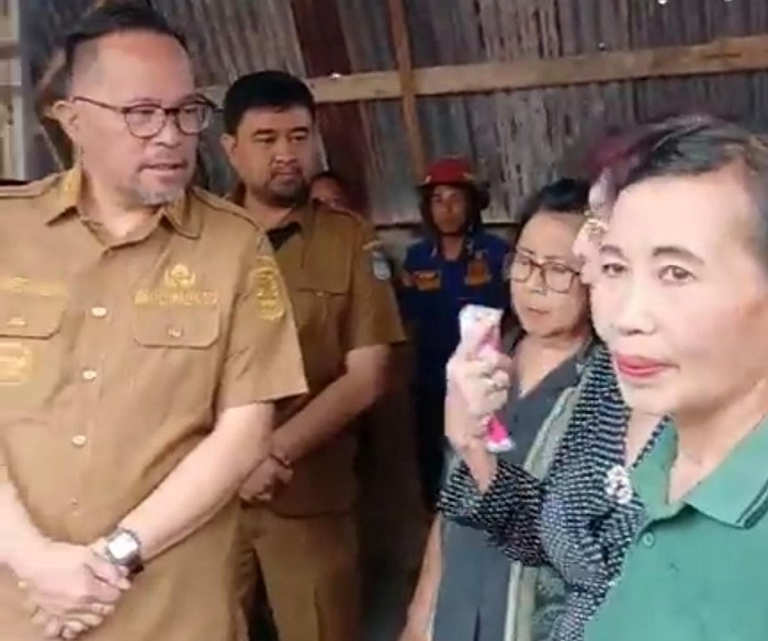 Wakil Wali Kota Manado, Senin (29/12) saat berkoordinasi untuk memfasilitasi tempat tinggal sementara bagi korban selamat yang sedang dirawat.