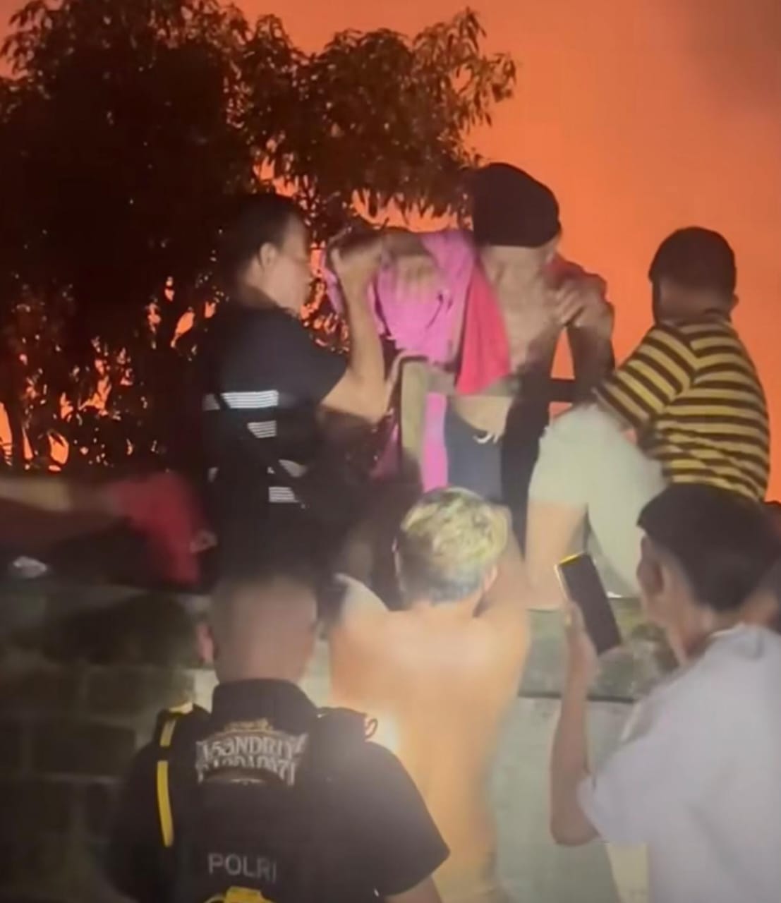 Warga dan petugas saat menyelamatkan korban kebakaran di Panti Werdha, Minggu (28/12).